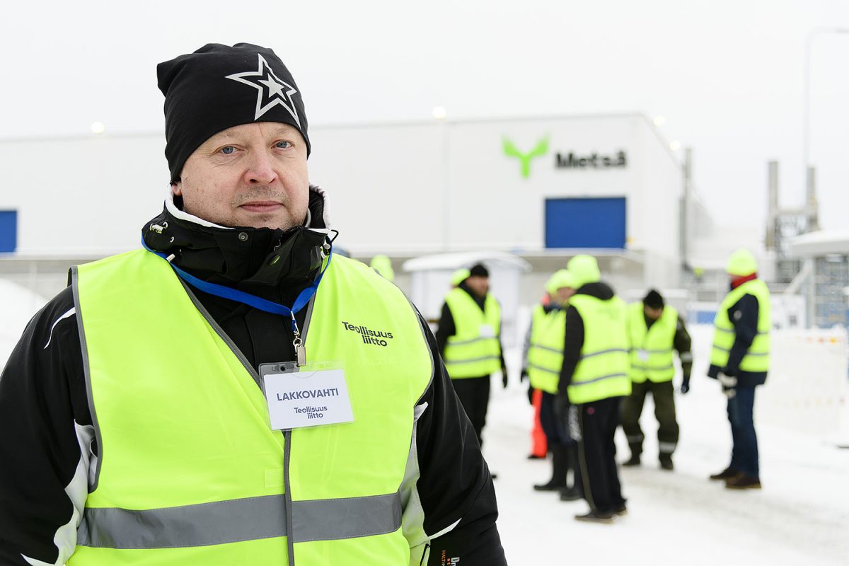 Pääluottamusmies Janne Naukkarinen ja muut Punkaharjun Metsä Woodin työntekijät lakkovahdissa mekaanisen metsäteollisuuden lakon ensimmäisenä päivänä maanantaina 27.1.2020.