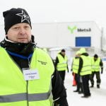 Pääluottamusmies Janne Naukkarinen ja muut Punkaharjun Metsä Woodin työntekijät lakkovahdissa mekaanisen metsäteollisuuden lakon ensimmäisenä päivänä maanantaina 27.1.2020.