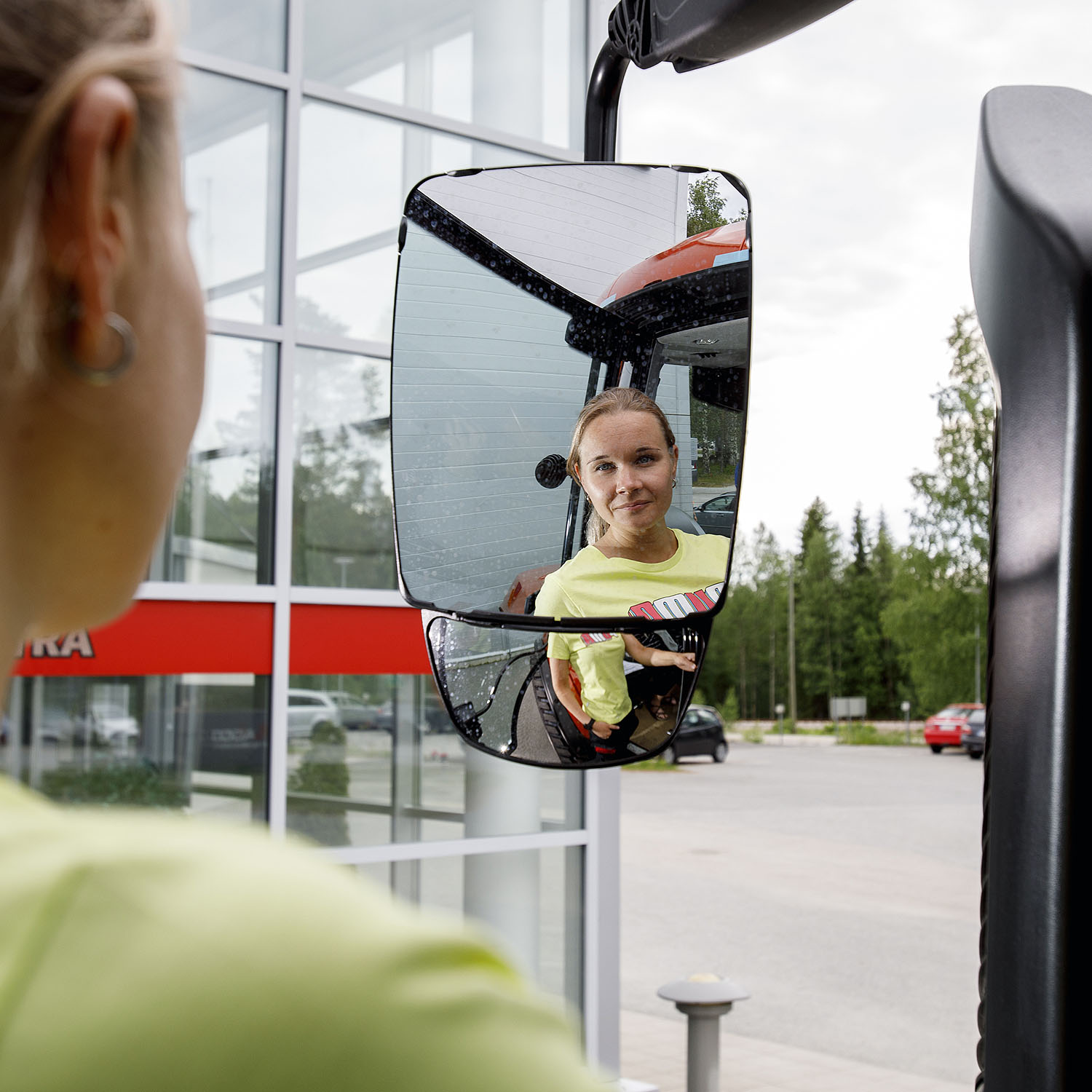 Elina Kinnunen jätti vakityönsä ja kouluttautui oppisopimuksella Valtran maatalouskoneasentajaksi.