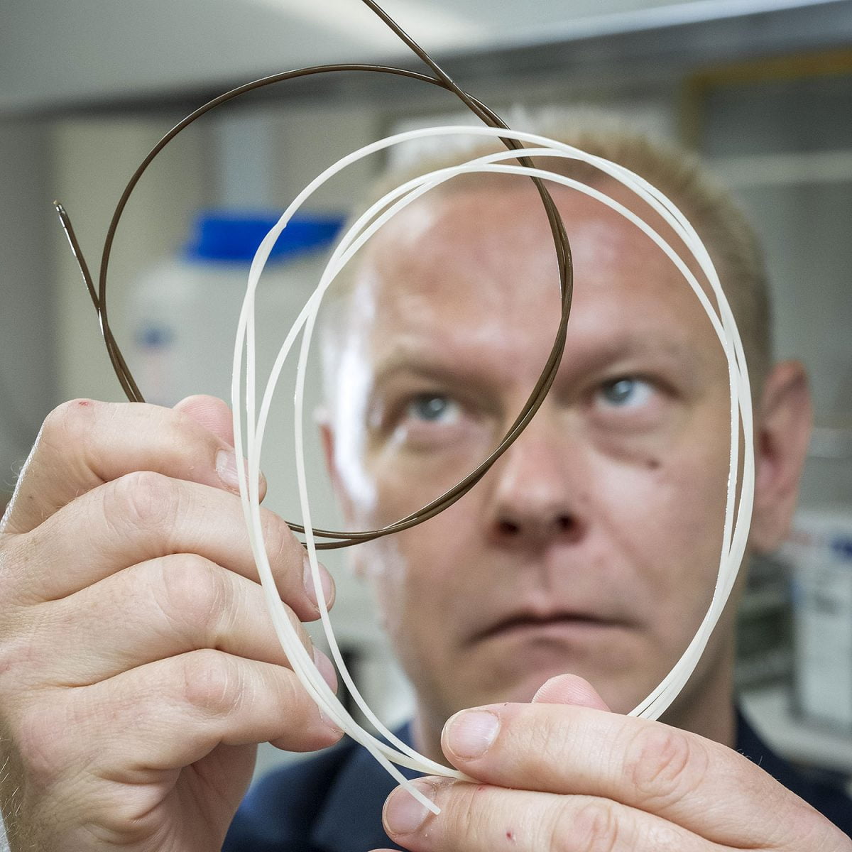 CH Bioforcen Lari Vähäsalo esittelee biomassasta valmistettua 3D-tulostusmateriaalia.