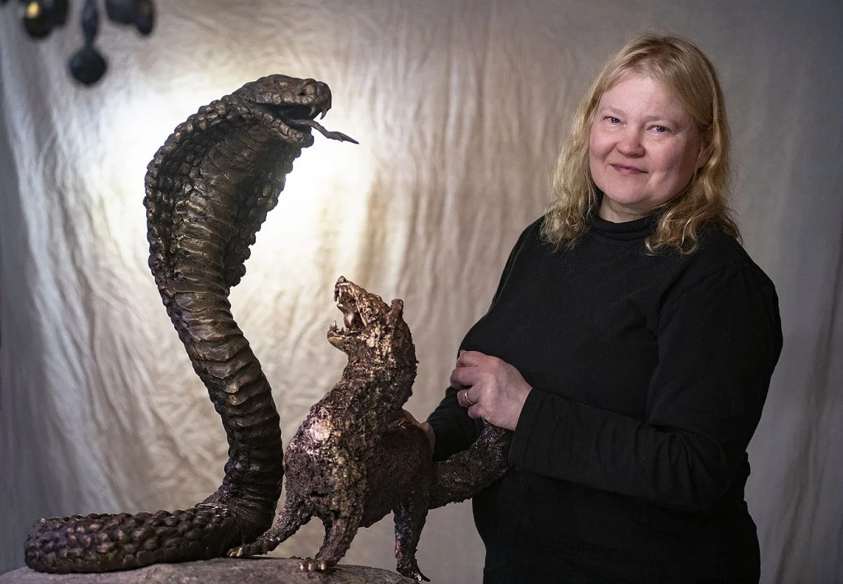 Berit Niemi ja hänen teoksensa "All in". 