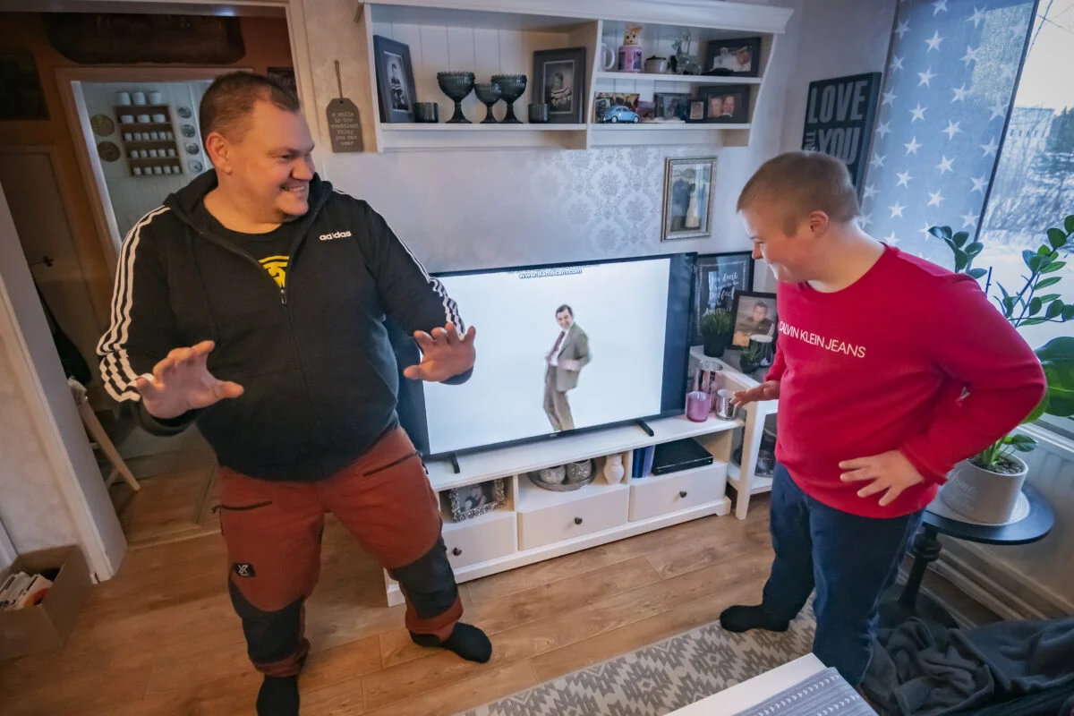 Love ja Tommy laittavat tanssiksi. Tällä kertaa  1990-luvun megahitin Boombastikin Mr. Bean-version tahtiin.  