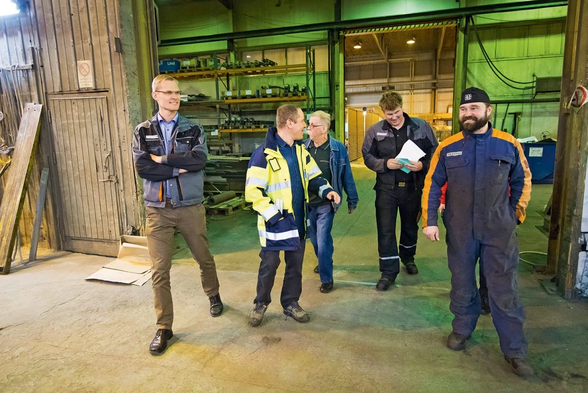 Työympäristöpäivänä Someron Kart Oy:ssä vuonna 2017 liiton työympäristöasiantuntija Mika Poikolaisen (toinen vasemmalta) seurassa Sakari Vuorensola, Harri Kurttila, Ville Laaksonen ja Jami Kasurinen.