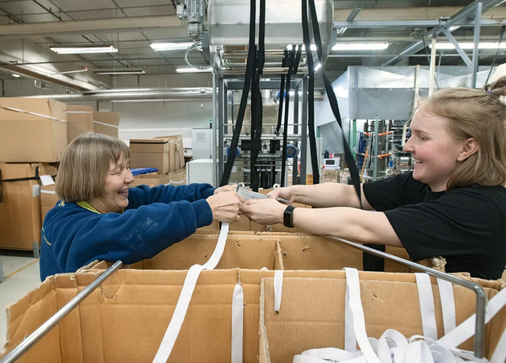 Viimeistelyssä Terttu Vähämaa (vas.) perehdyttää Annika Liminkaa uusiin tehtäviin. Täällä on ehdottomasti parhaat työkaverit, Vähämaa sanoo.