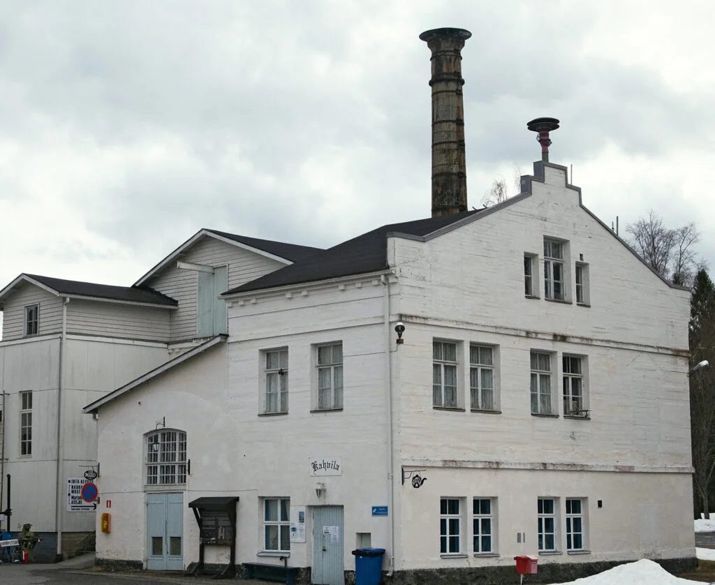 Vanhan nauhatehtaan suunnitteli Suomen tuotteliain kirkkoarkkitehti Josef Stenbäck. Sen vanhimmat osat ovat valmistuneet vuonna 1908, ja rakennus on suojelukohde.