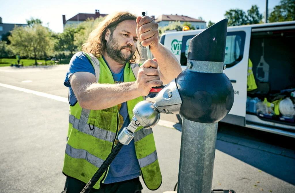 Leikkipuistojen laitteiden tarkastukset ja huollot kuuluvat Jussi Nymanin työnkuvaan.