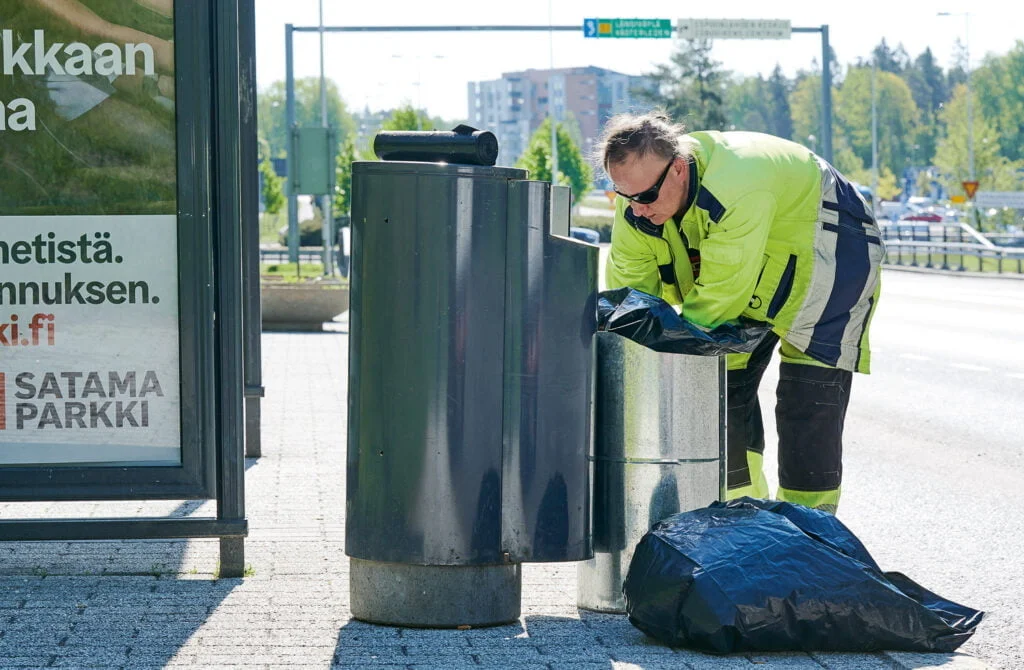 Jaana Holm kertoo, että roskikset täyttyvät entistä nopeammin korona-aikana.