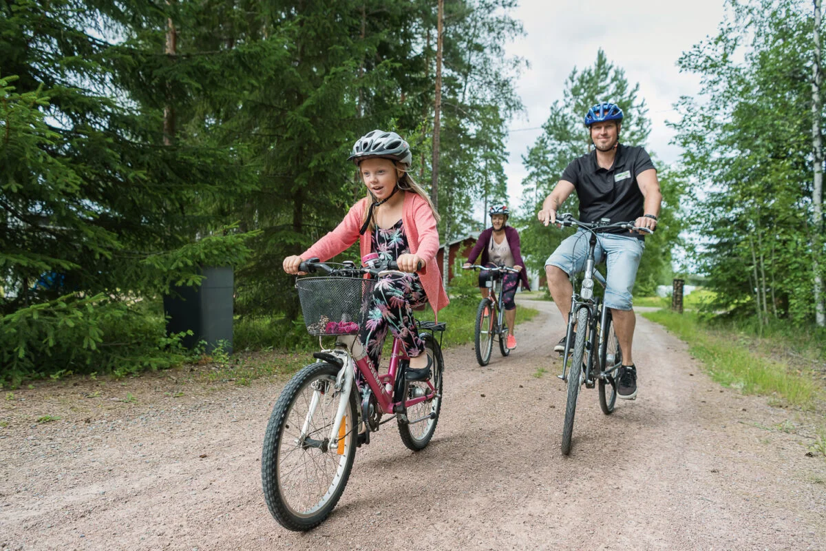PHT:n perhekurssille osallistuneille Koivuniemille pyöräily on mieluisa liikkumistapa.