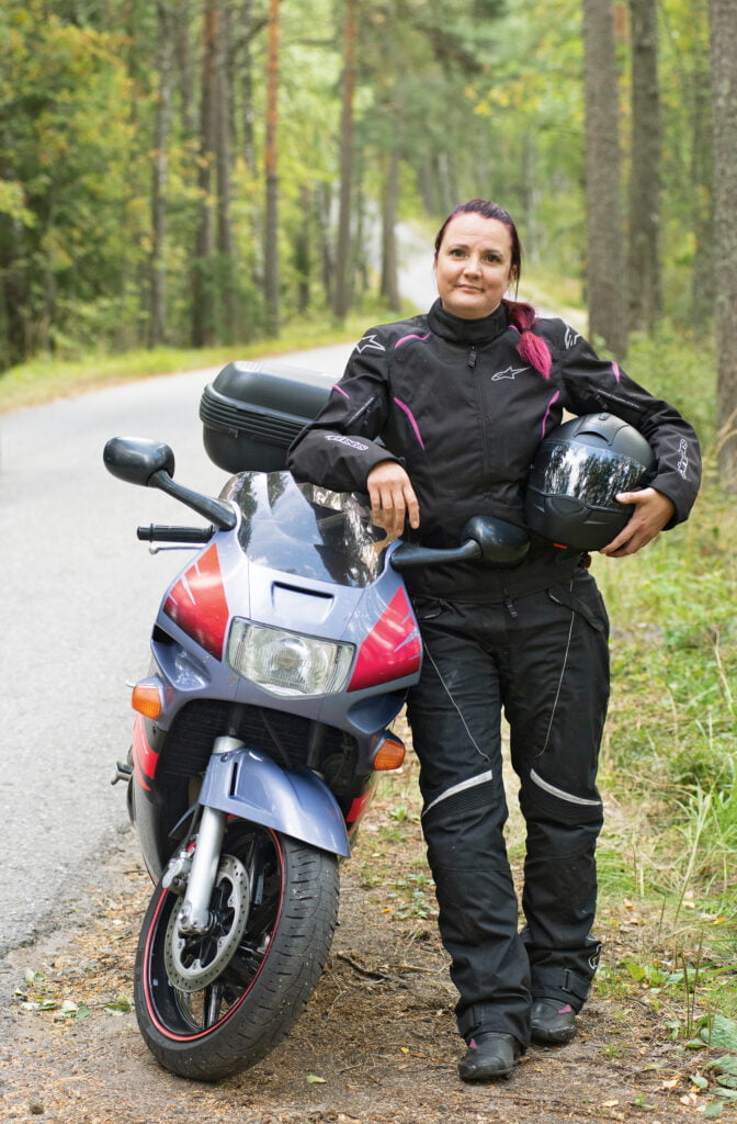 Moottoripyörä antaa vastapainoa Sari Raitavuon työarjelle.