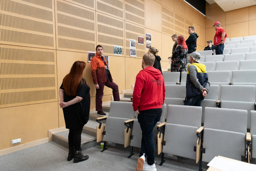 Lauantaina iltapäivällä nuoret työskentelivät kuudessa työpajassa. Tässä työpajassa oli aiheena medialukutaito.