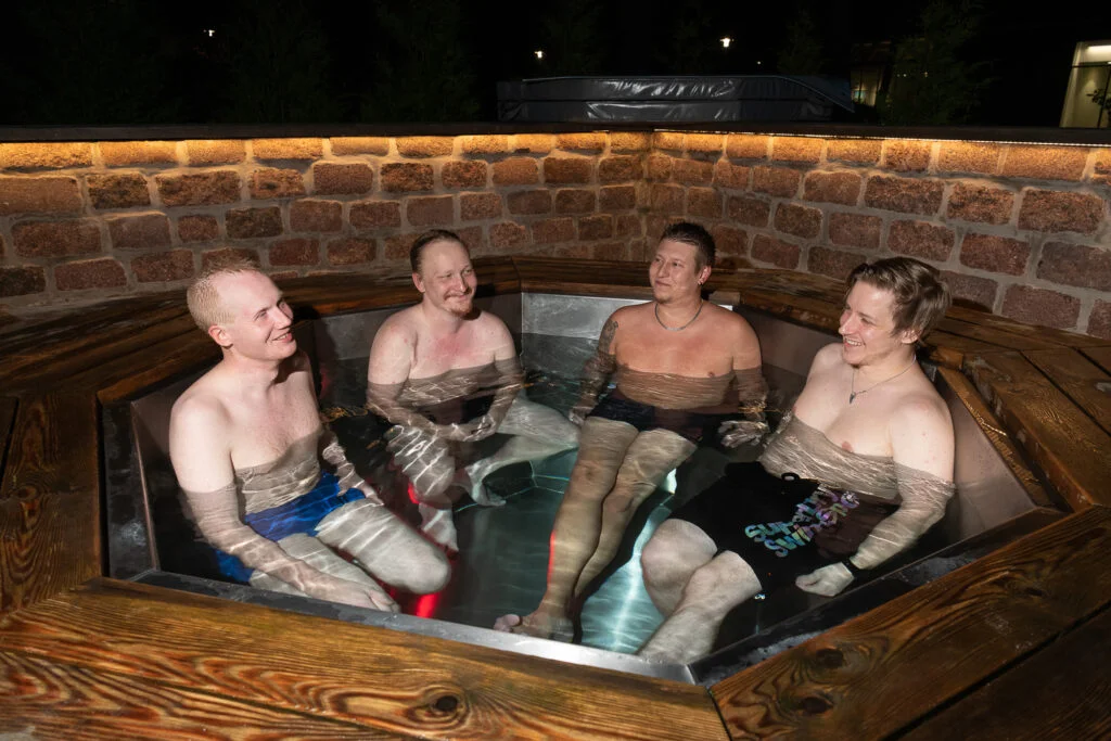 Päivän keskustelut jatkuivat Murikan spa-osastolla.