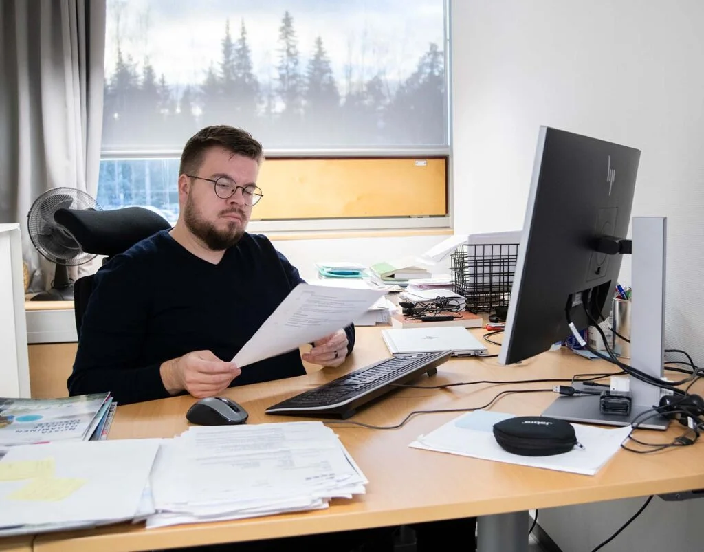 Murikka-opiston rehtori Juha Vasara työpöytänsä takana.