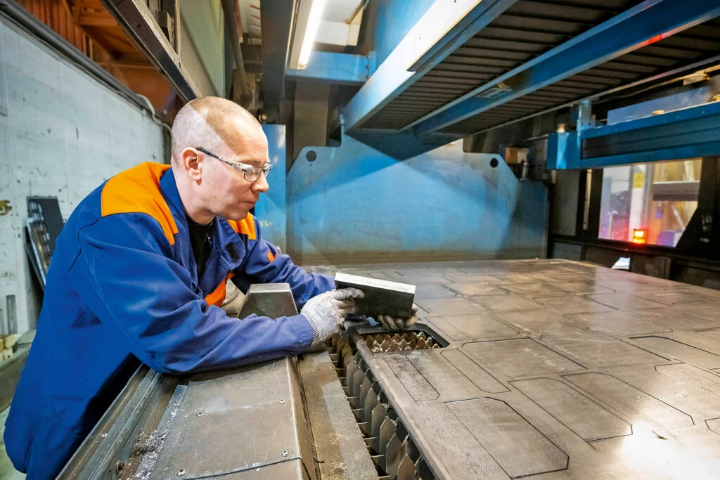 Petri Leino näyttää, miten siistiä jälkeä laserleikkuri tekee paksuun metallilevyyn.
