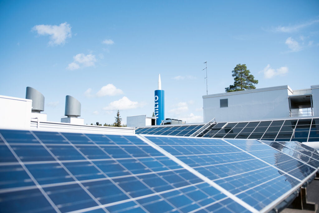 Kiillon Lempäälän-tehtaiden katoille on asennettu runsaat 3 000 aurinkopaneelia.