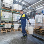 Liiman valmistuksessa työskentelevä tuotantotyöntekijä Mika Järvinen laittaa vaahdonestoainetta sekoittajaan.