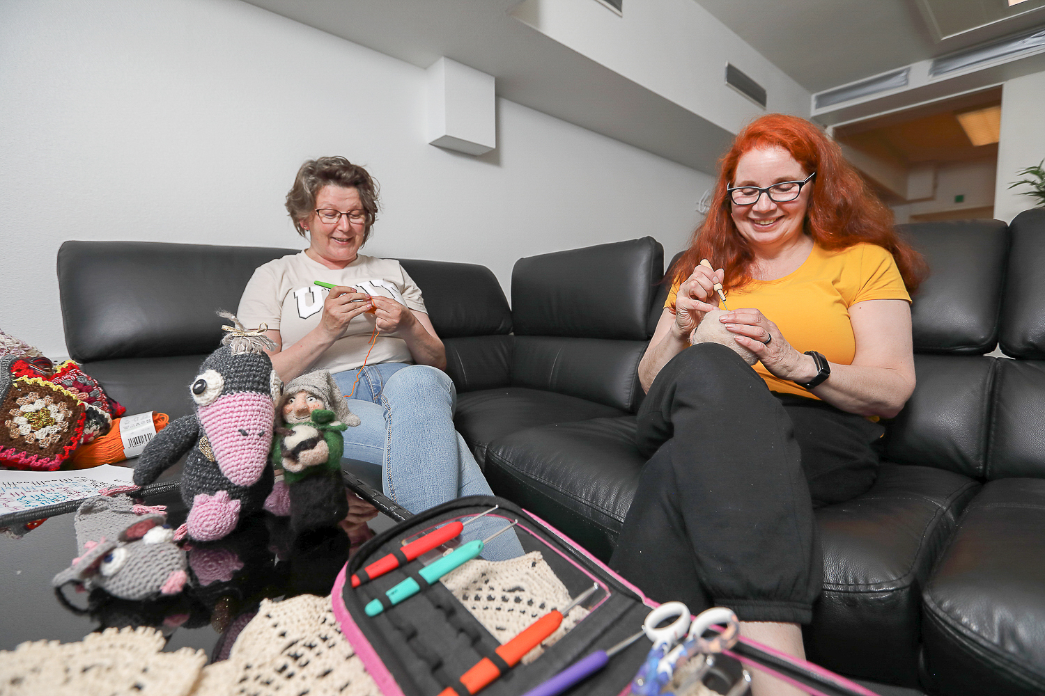 Sari Mikkilä (vasemmalla) ja Jaana Uurainen vetävät Porin Teollisuustyöntekijöiden käsityöjaosta. Parasta siinä on, kun voi nähdä onnistumisen ilon, he sanovat.