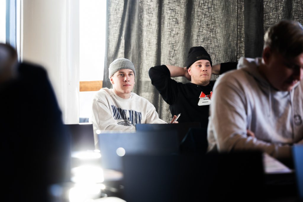 [Kuva 3:] Petja Rissanen (vas.) ja Jere Löppönen kokivat saavansa kurssilta uutta ja kiinnostavaa tietoa.