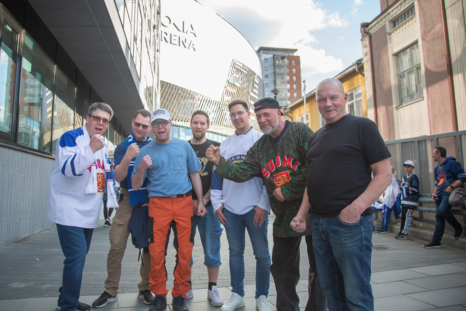 Glamouria lätkäreissulla – liittokokousvaalien arvonnan voittajat hurrasivat Tampereen areenalla
