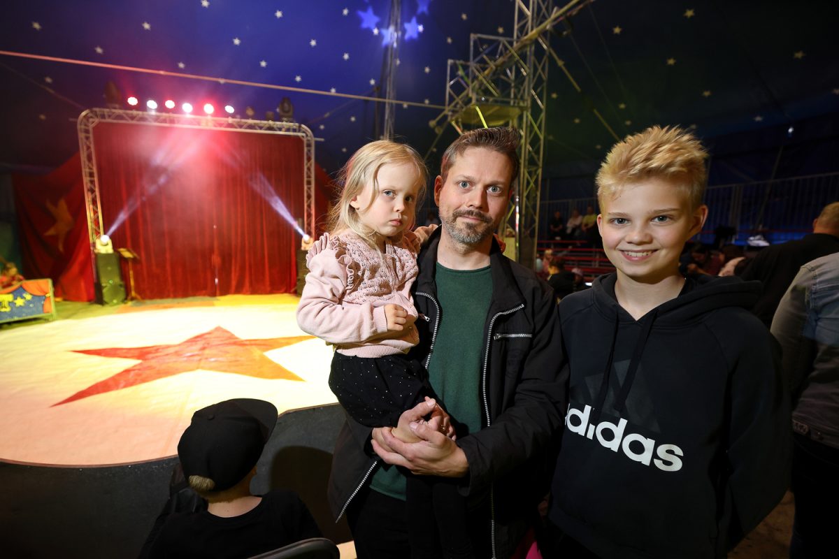 Teollisuusliiton Lounais-Suomen aluekeskuksen järjestämää perhepäivää vietettiin Sirkus Tähden esityksessä Porissa 450 hengen voimin.