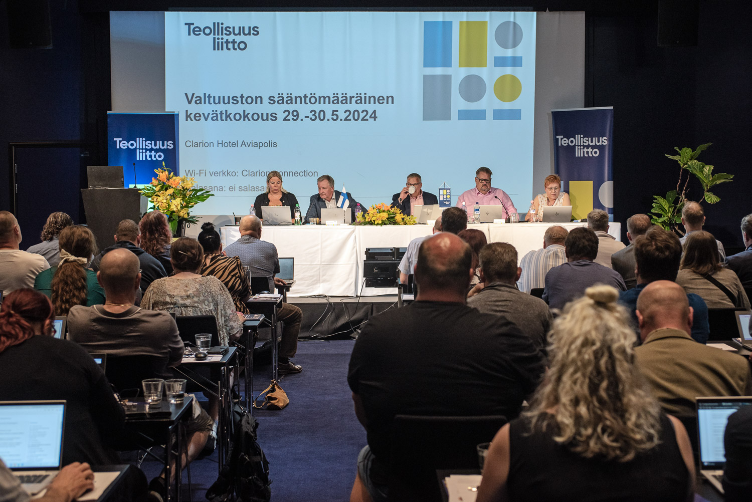 Valtuuston keskustelu: Taistelu jatkuu syksyn neuvotteluissa