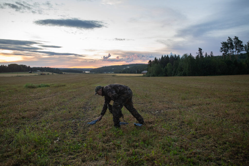 Ari-Pekka Vuorinen<br />Nokian Sarkola 11.8.2024<br /> -metsästyksen kohteena sepelkyyhky<br /> -houkutuskuvat asetellaan peltoaukealle