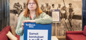 Teollisuusliiton puutuotesektorin johtaja Katariina Stoor. mielenosoituskyltin kanssa.