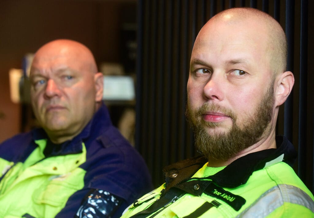 Kaksi miestä työpaikalla tehdastyöntekijän vaatteet päällänsä.