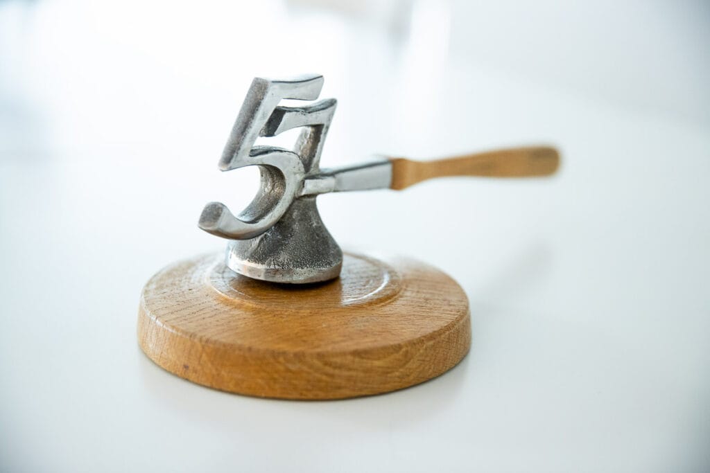 Puheenjohtajan nuija, jonka metallinen pää muodostaa numeron 57.