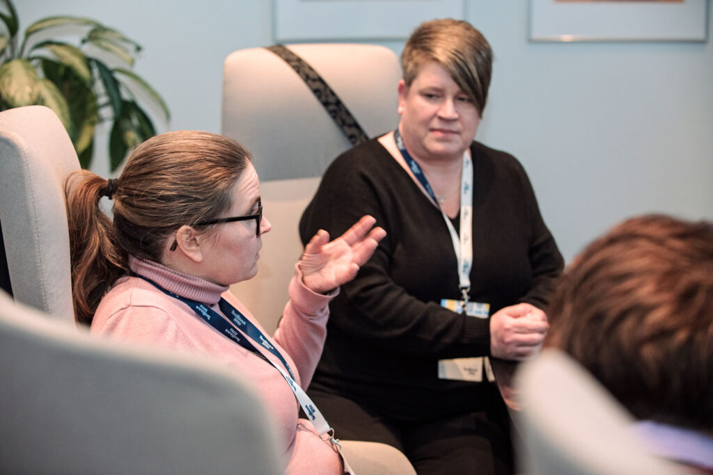 Valtuusto 26.-27.11. 2025Helsinki, Riitta Kattelus ja Minna Kaski, KUVA TUUKKA RANTALA