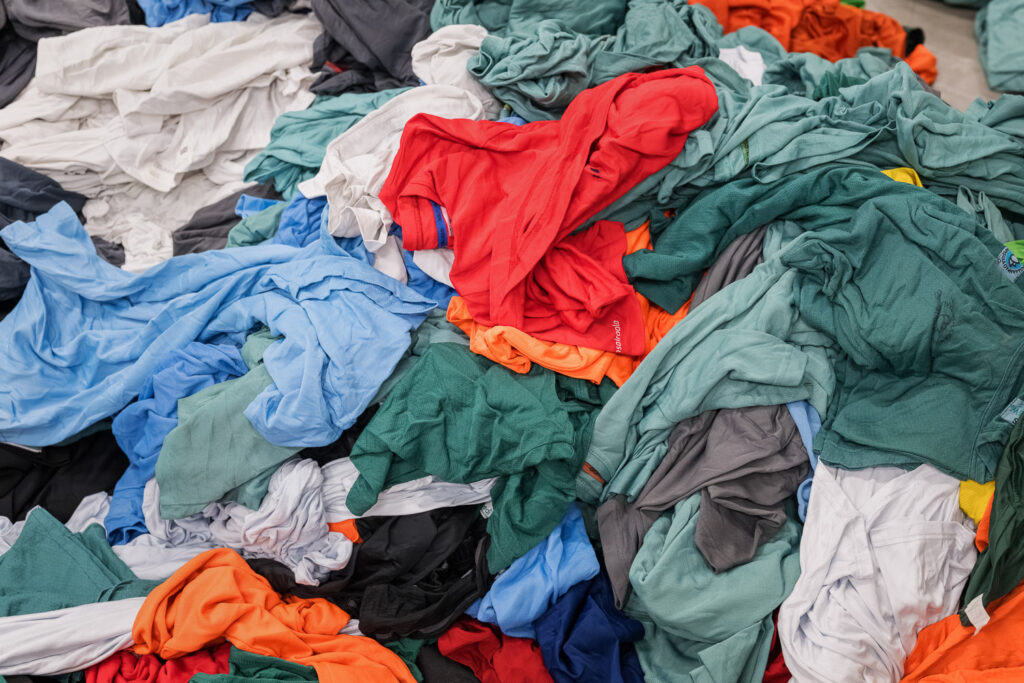 Sekalaisia käytettyjä vaatteita kasassa.