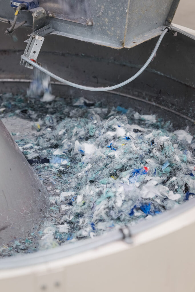 Silputtua kangasmateriaalia tuotantolaitoksen linjalla.