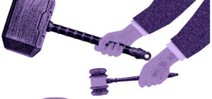 Kaksi violettia puheenjohtajan nuijaa allekkain