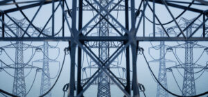 Kuvassa useita sähkönsiirtoverkkoja.