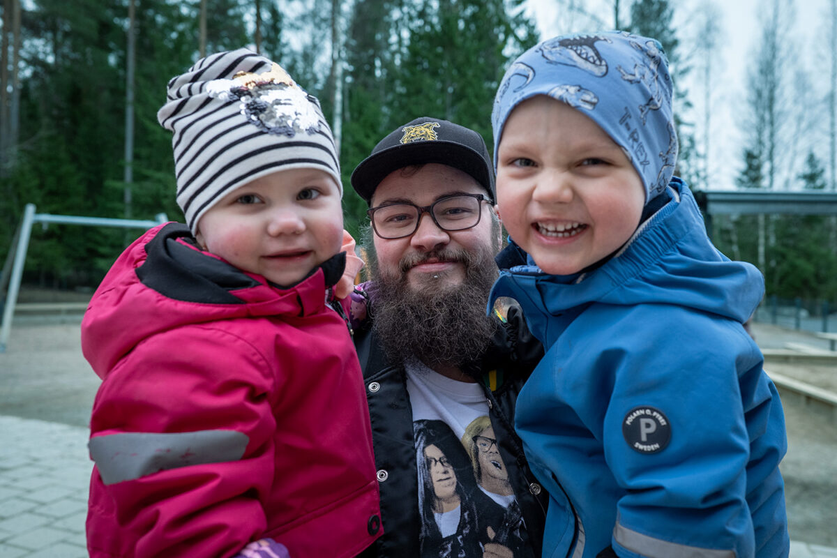 Mies sylissään kaksi lasta