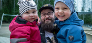 Mies sylissään kaksi lasta