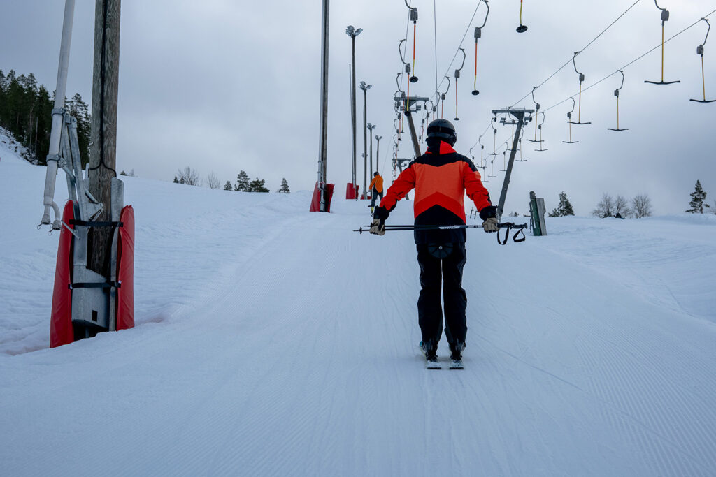 Mies takaapäin lasketteluhississä