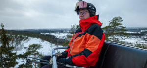 Mies lasketteluhississä