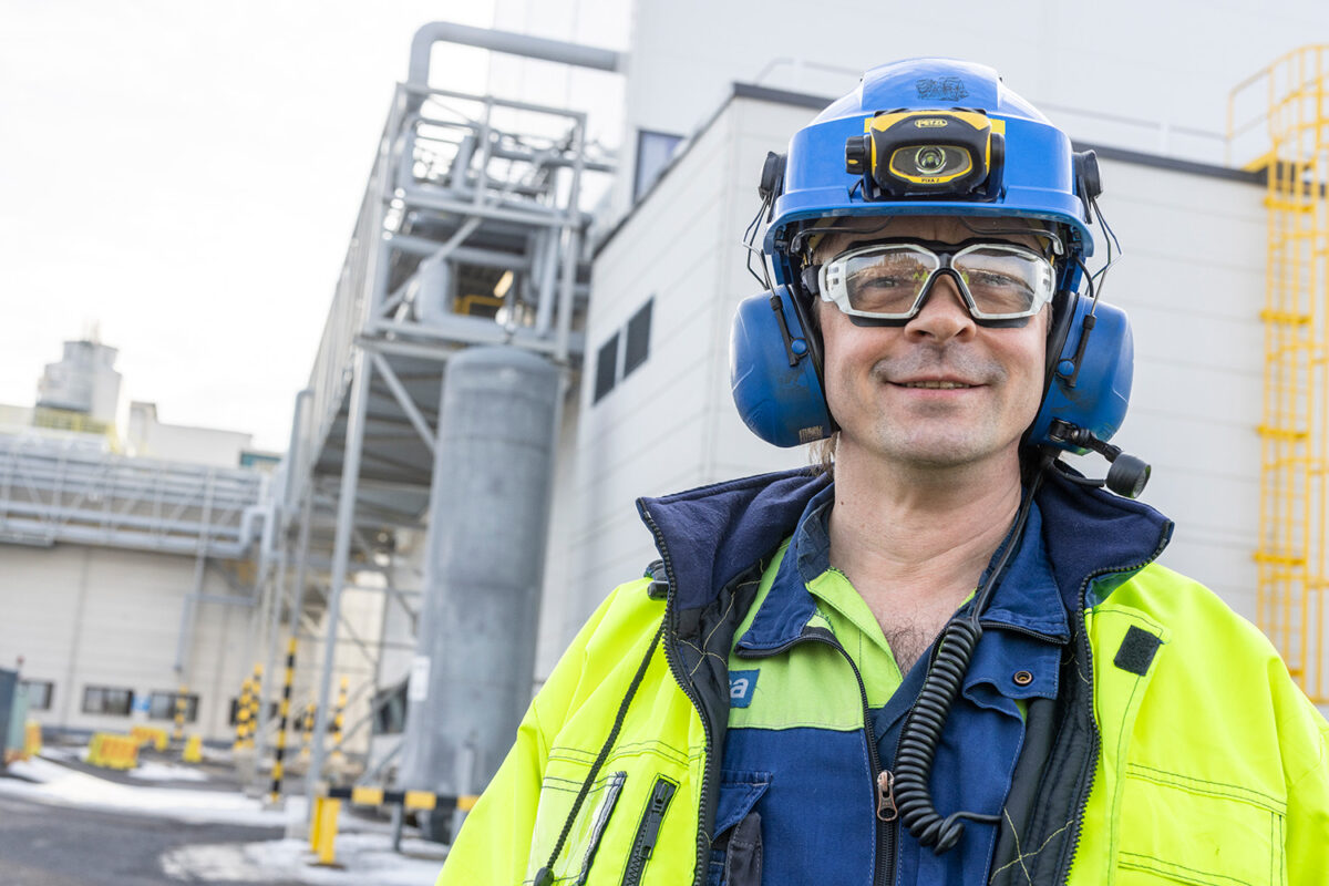 Mies ulkona työvarusteissa