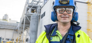 Mies ulkona työvarusteissa