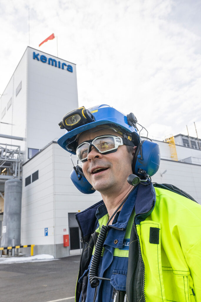 Mies ulkona työvarusteissa