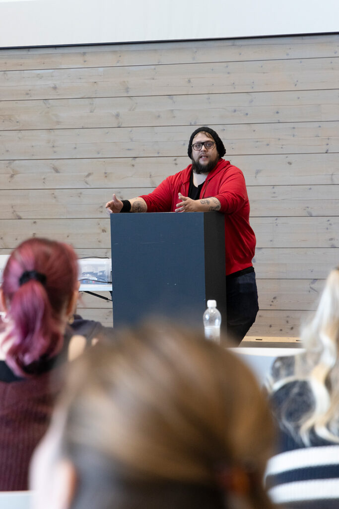 Mies puhuu puhujapöntössä.